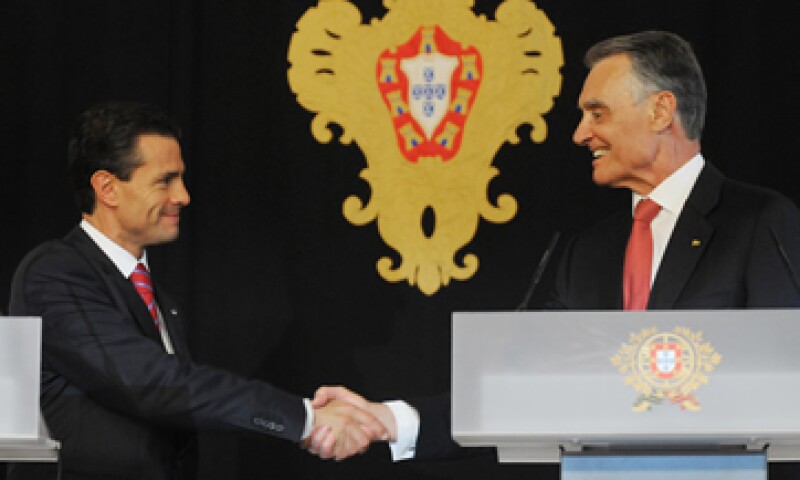 La relación energética entre México y Portugal puede ser trascendente, dijo el mandatario mexicano ante su homólogo luso, Aníbal Cavaco (der). (Foto: Notimex)