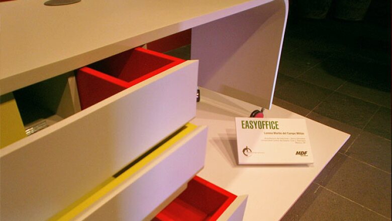 4. Easy office es una estación modular para oficina, hecha con MDF, que es funcional debido a su contenedor, el cual tiene cajones en la parte frontal y en la parte lateral, intercalando sus capacidades y tamaños. Diseño: Lorena Martín del Campo Millán.