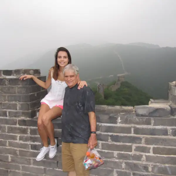 Vanesa y su papá posan desde la emblemática Muralla China.