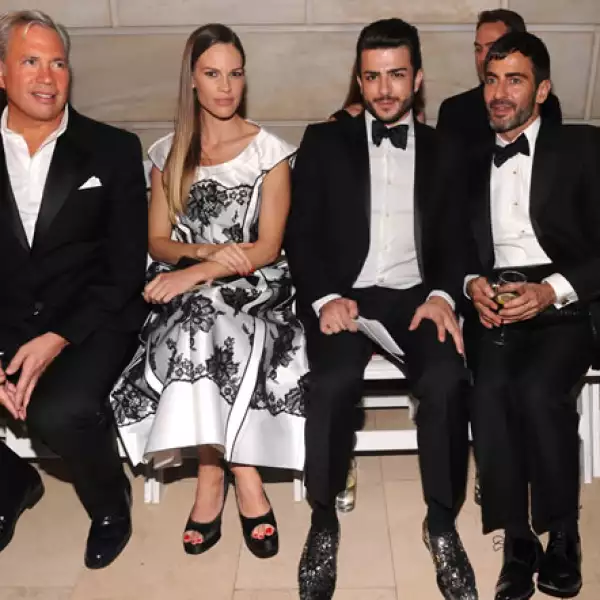 Durante la tercera gala anual de amfAR la pareja compartió fila con Robert Duffy y Hilary Swank.