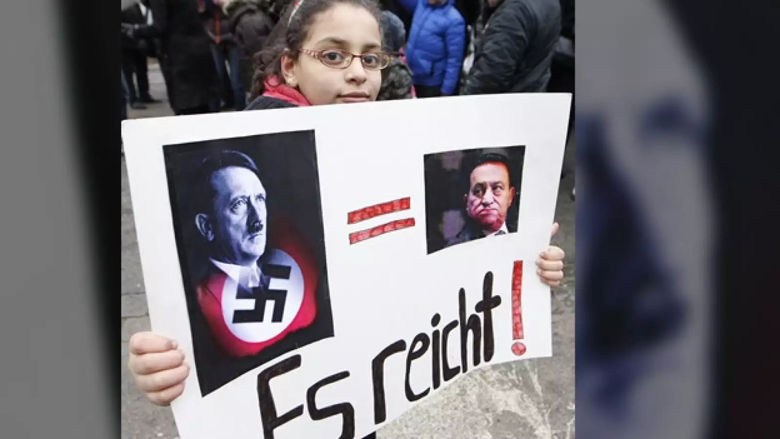 Niña protesta en Viena contra Mubarak