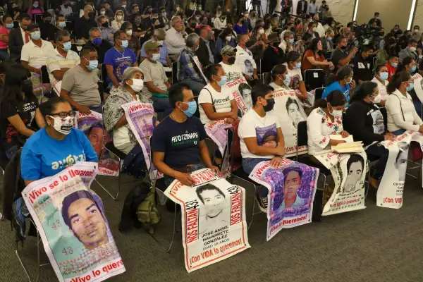 padres-madres-ayotzinapa