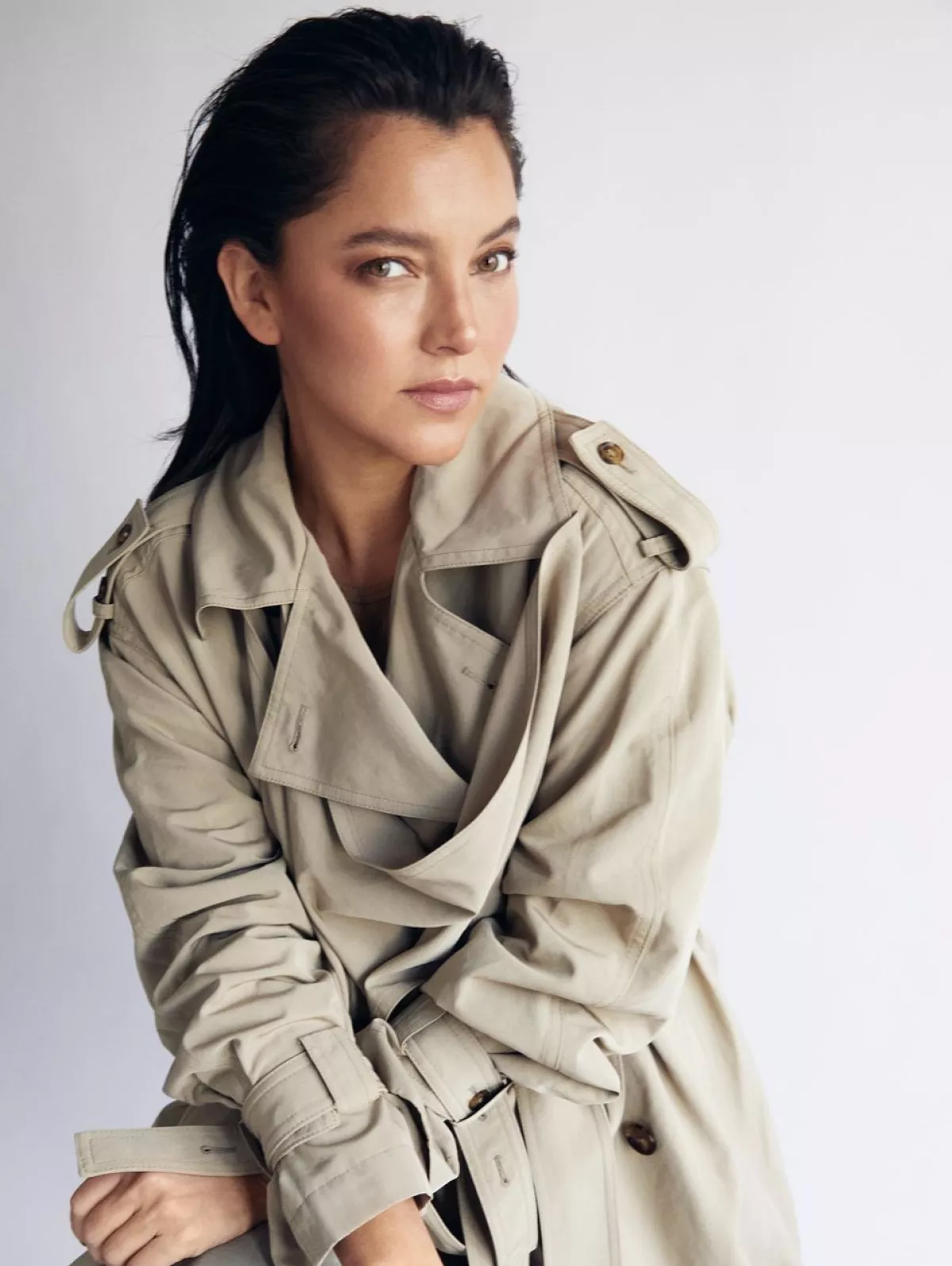 Sara Maldonado posando con un abrigo café