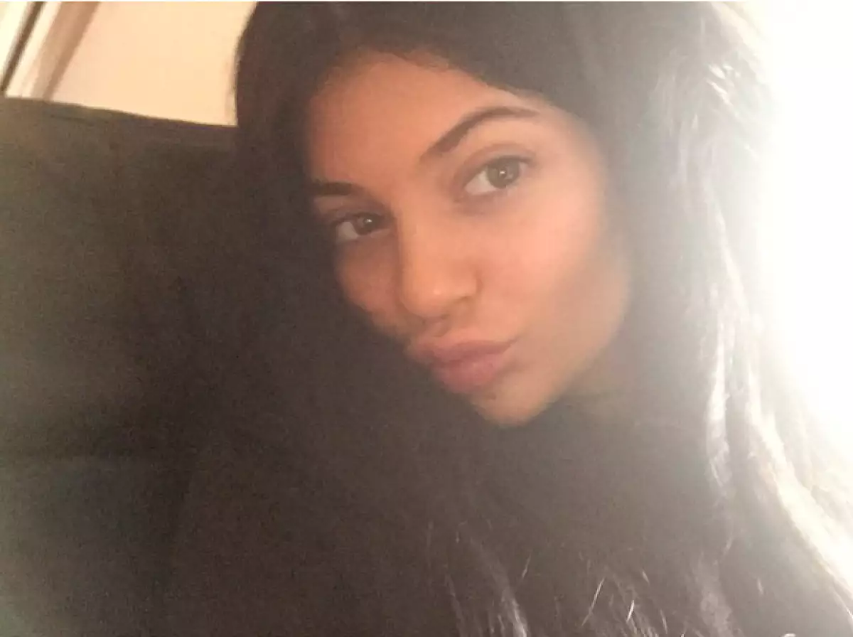 La menor del clan Kardashian-Jenner publicó un par de fotografías en las que, como Tyra Banks, sigue la tendencia 'no make up'.