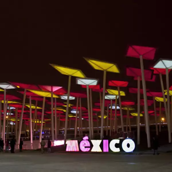 Con 4 mil metros cuadrados, el pabellón de México representa un gran bosque, formado por papalotes que buscan sembrar en los asistentes la idea de perseguir un sueño.