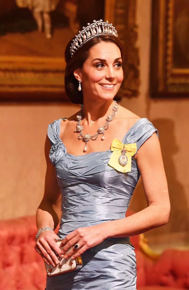 Kate Middleton complementó su look con joyas de la colección de la familia real. 