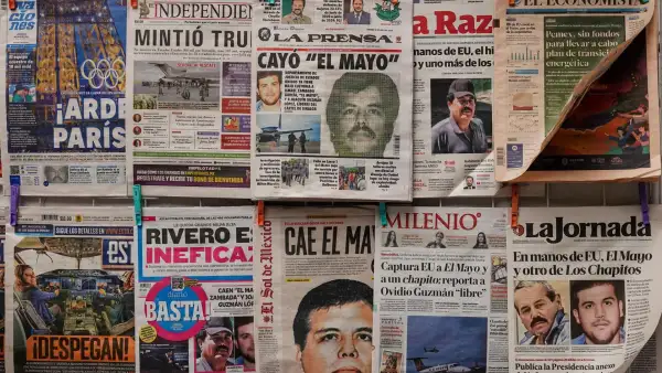 En la imagen se ven las portadas de periódicos un día después de que El Mayo fue capturado. 