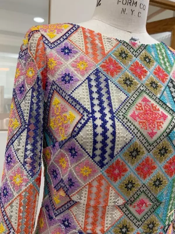 Vestido huichol de Beatriz Gutiérrez Müller 2.jpg