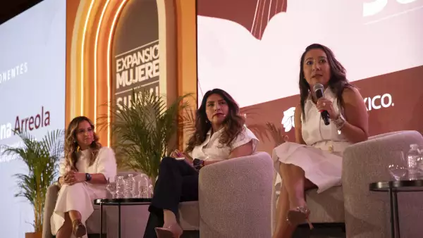 Mujeres en una conferencia