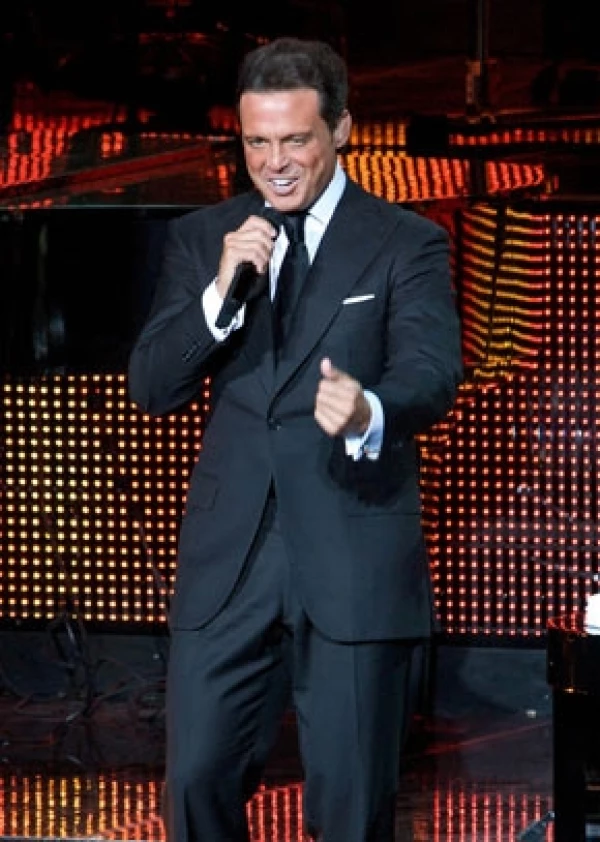 Un puertorriqueño asegura ser el padre del cantante y lo llama a hacerse el examen para demostrar su parentesco, además, escribió el libro `Luis Miguel es mi hijo´, que ya salió a la venta.