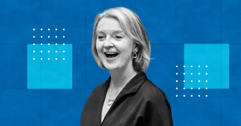 La nueva líder del Partido Conservador y proxima primera ministra de Reino Unido, Liz Truss, sonríe en una foto. 