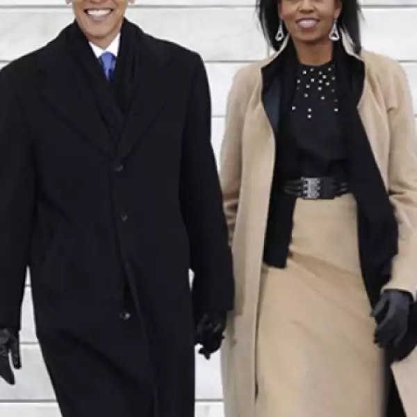 Para el concierto We Are One, celebrado en honor de Barack Obama en el Lincoln Memorail de Washington, Michelle eligió un abrigo color camello a juego con falda acinturada de Narciso Rodriguez. La nueva Primera Dama llevó guantes de piel negros, al igual