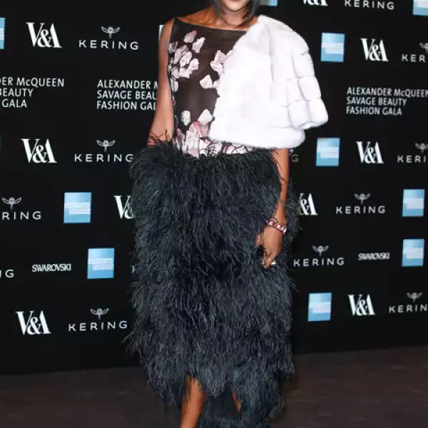 Por supuesto que la supermodelo inglesa Naomi Campbell no podía faltar al evento del fallecido diseñador.