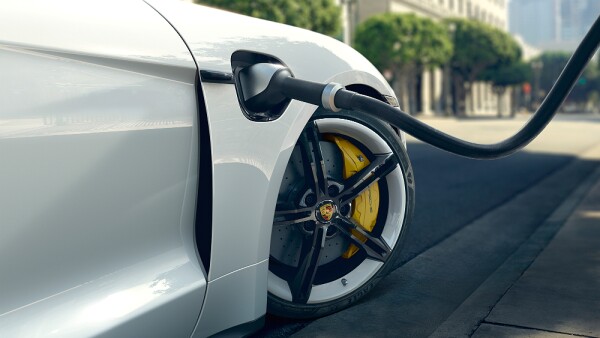 Porsche Taycan enchufle.jpg