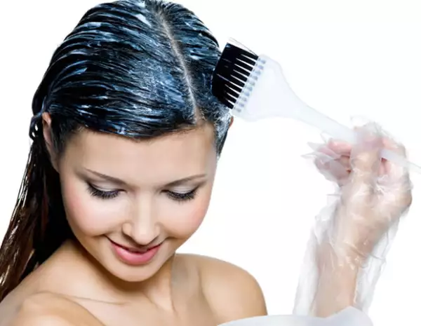Usa tratamientos de aceite de coco o argán por la noche para reparar tu pelo.