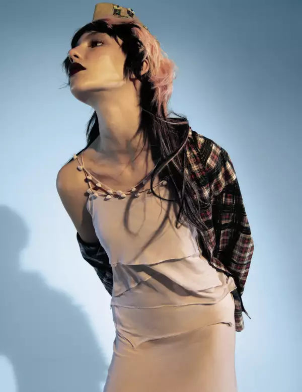 Vestido, YVES SAINT LAURENT, disponible en TROQUER. Camisa, BURBERRY, disponible en TROQUER. Sombrero de archivo, disponible en REVOLVER.