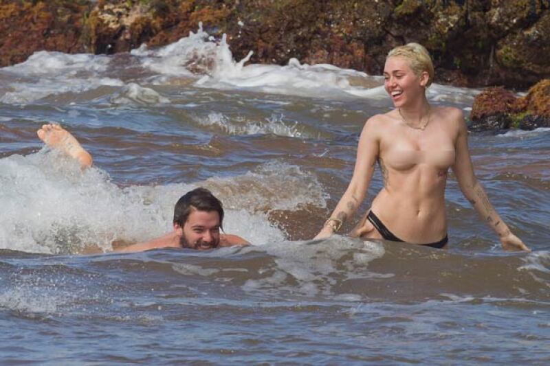 La pareja estuvo nadando dentro del mar y Patrick no dejaba de tocar a su novia.