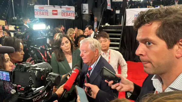 Lindsay Graham, senador republicano por Carolina del Sur, rodeado por la prensa. 