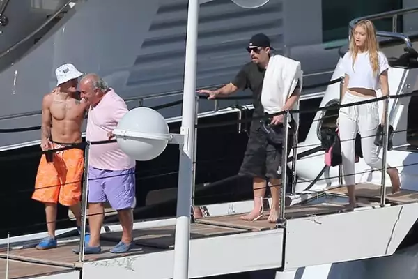 La pareja convivió con el empresario y otros amigos.