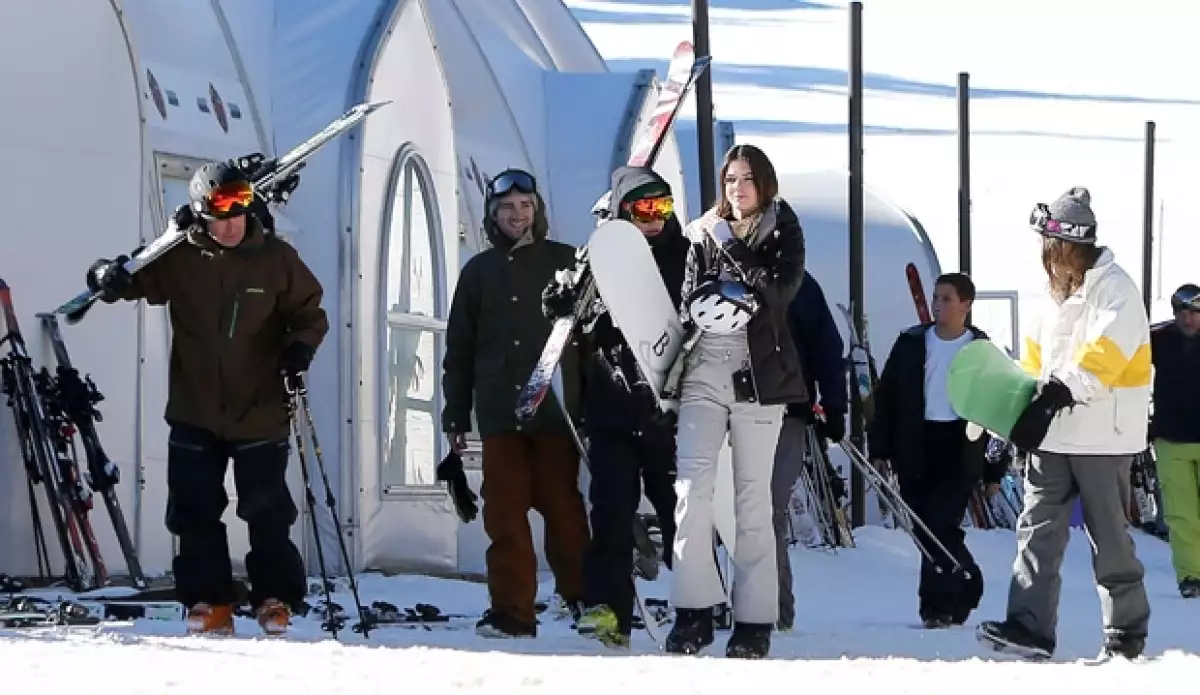 Cada vez es más frecuente ver a estos dos famosos juntos. En esta ocasión el par fue captado junto a otros amigos a punto de esquiar en Mammoth, California.