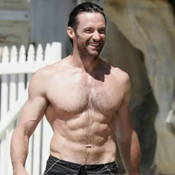 Hugh Jackman no tiene problema en quitarse la camisa puesto que pasa horas en el gimnasio marcando sus músculos.