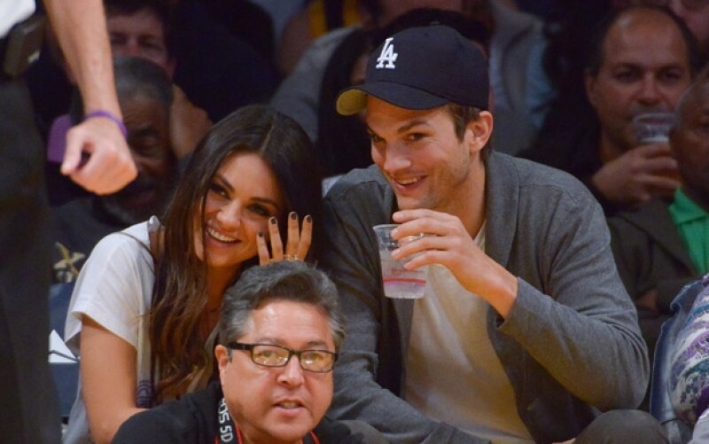 Mila y Ashton fueron captados ayer en un partido de basketball entre Los Ángeles y Phoenix.