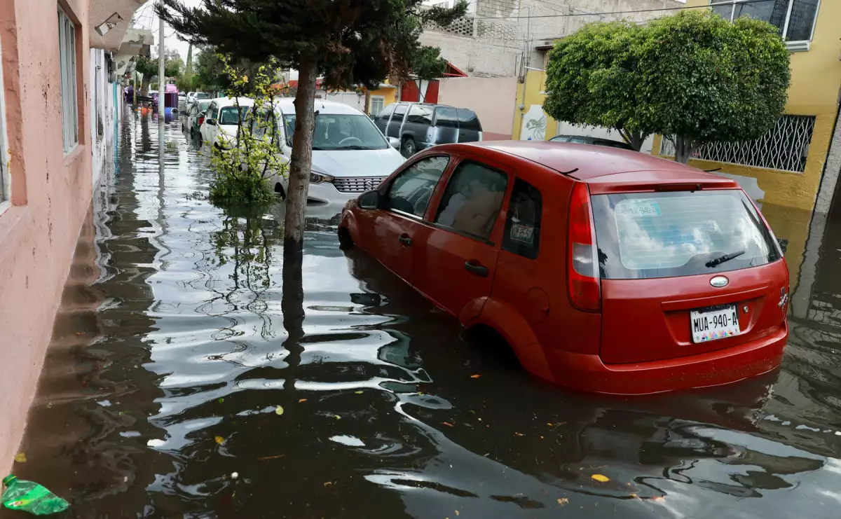 How to survive if your car is caught in a sudden flood for rain Rain floods