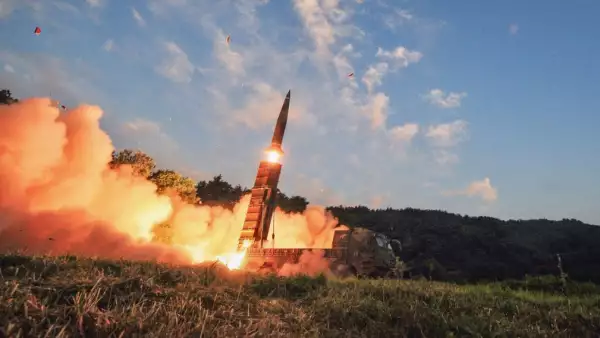 En esta foto difundida por el Ministerio de Defensa de Corea del Sur, se dispara el misil balístico Hyunmu-2 durante un ejercicio para contrarrestar la prueba nuclear de Corea del Norte el 4 de septiembre de 2017 en la Costa Este de Corea del Sur.