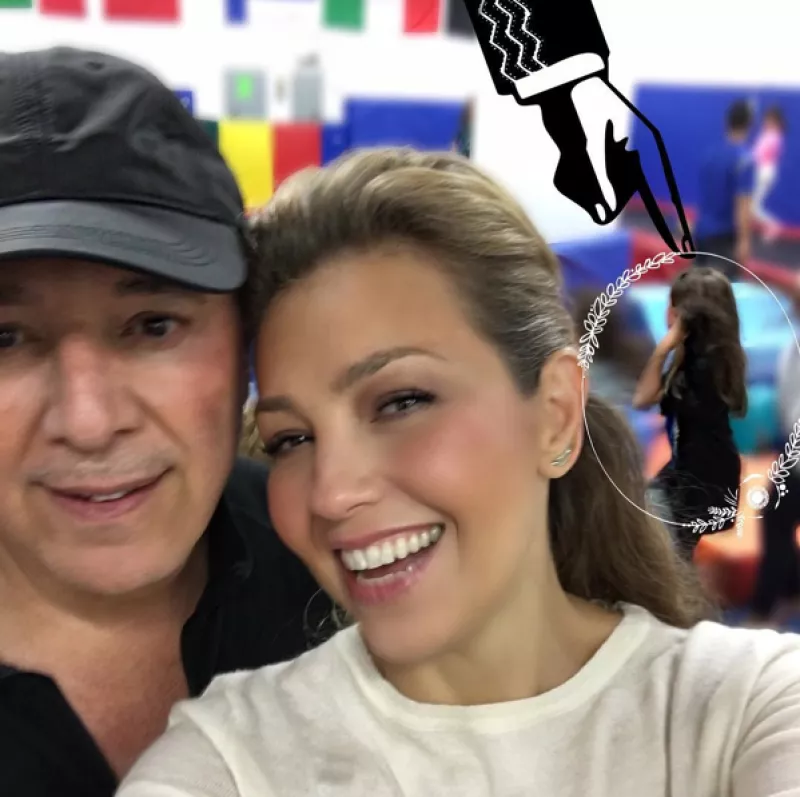 El empresario grabó a su guapa esposa mientras le cortaba el pelo a su hijo, Matthew Alejandro, y mientras lo hacía no paraba de elogiarla.