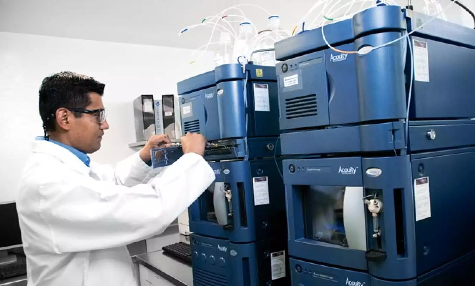 Con el uso de PLC se comprueba  que funciona el activo químico de los medicamentos.