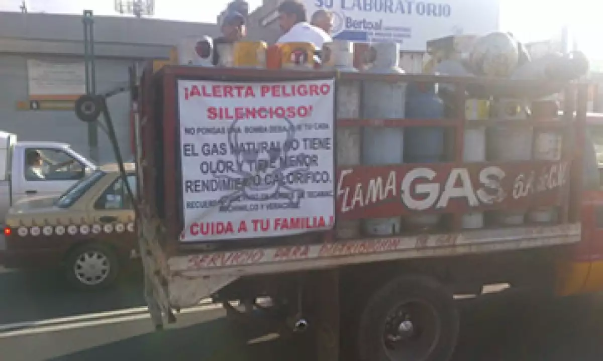 CNNExpansión pudo constatar en un recorrido el 1 de agosto la existencia de distribuidores de gas LP con leyendas en contra del uso del gas natural. (Foto: CNNExpansión)