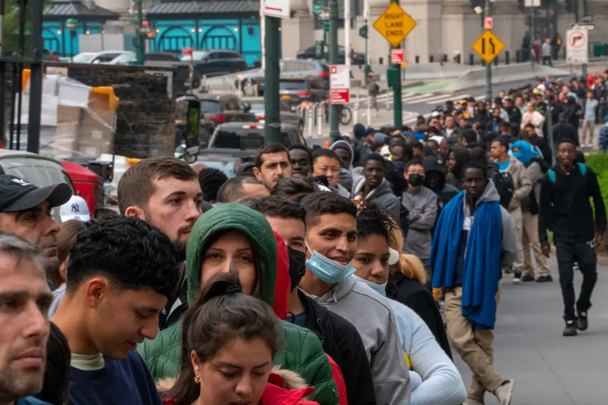 Cientos de solicitantes de asilo se alinean fuera del Jacob K. Edificio Federal Javits el 6 de junio de 2023 en la ciudad de Nueva York. La ciudad de Nueva York ha proporcionado refugio a más de 46.000 solicitantes de asilo desde 2013, cuando la ciudad aprobó una ley que prohíbe a las agencias de la ciudad cooperar con las agencias federales de aplicación de la ley de inmigración a menos que haya una orden de arresto de la persona.