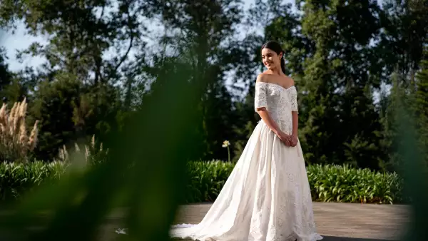Novia en jardines de Centro Avándaro en día soleado
