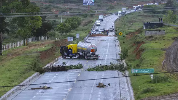 Maestros inconformes han cerrado carreteras en Oaxaca, lo que afecta el transporte de mercancías.