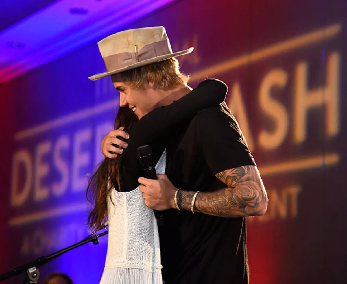 La fan, además de cantar junto a él, se llevó un abrazo.