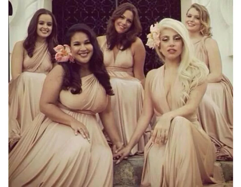 Alejada de la estrafalaria imagen a la que nos tiene acostumbrados, la cantante fungió como dama de honor en la boda de una de sus amigas de la infancia en Los Cabos, Baja California Sur.