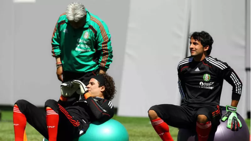 Guillermo Ochoa (i) y Luis Ernesto Michel (d) pelean la titularidad en la portería mexicana