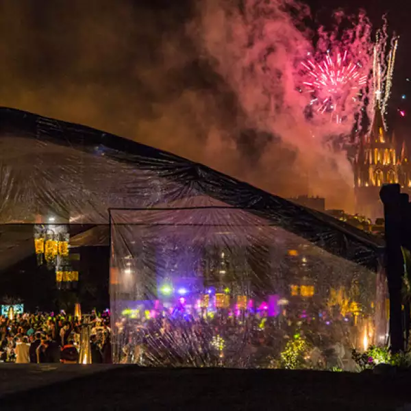 Fuegos artificiales iluminan la mágica ciudad