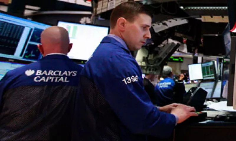 Las acciones estadounidenses iniciaron la semana a la baja, en línea con otros mercados como la Bolsa mexicana, que también registró pérdidas. (Foto: Reuters)