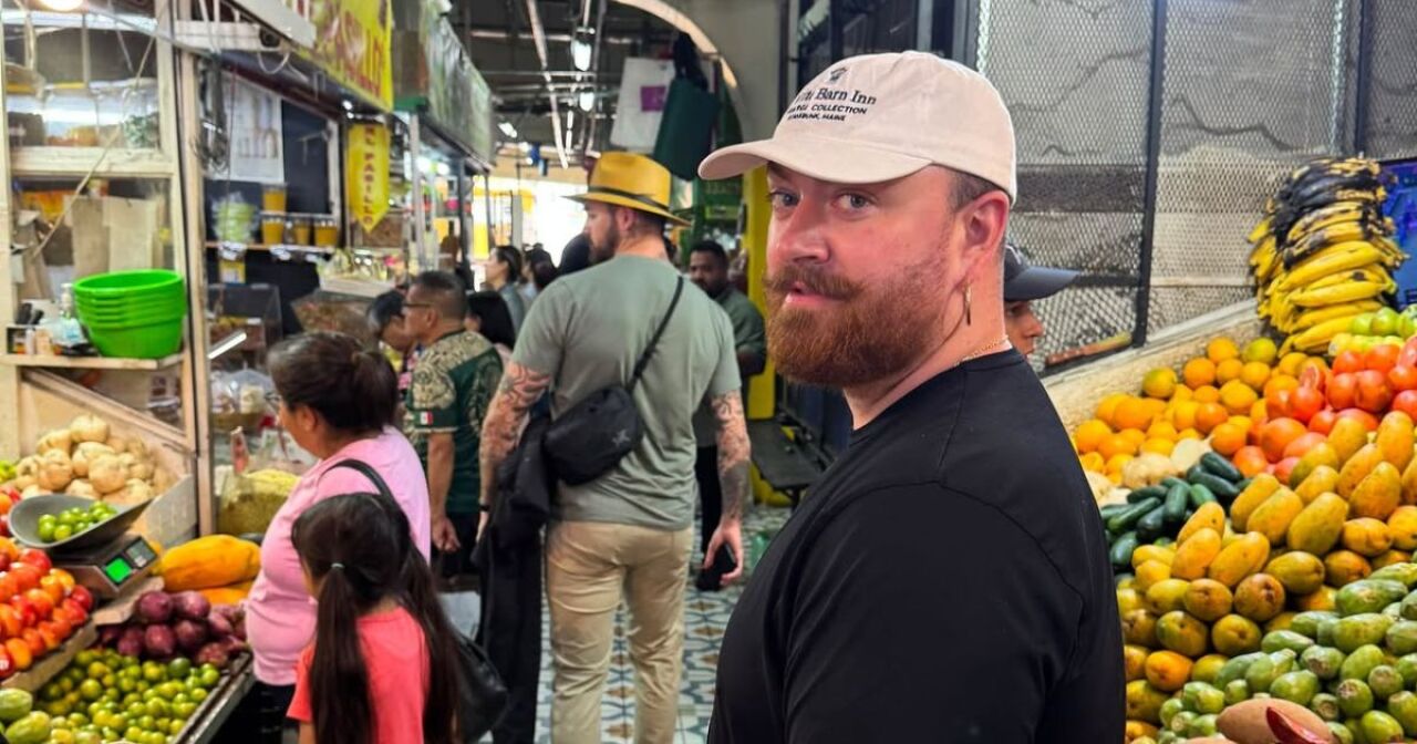 Sam Smith llega a México y sorprende comiendo tacos en un mercado de Guadalajara