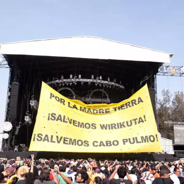 Activistas de la organización desplegaron una manta de 276 metros cuadrados con la leyenda “Por nuestra Madre Tierra, Salvemos Wirikuta, Salvemos Cabo Pulmo”.