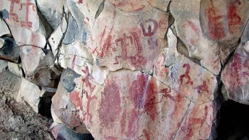 Los motivos pictóricos hallados representan una serie de figuras con representación de rituales