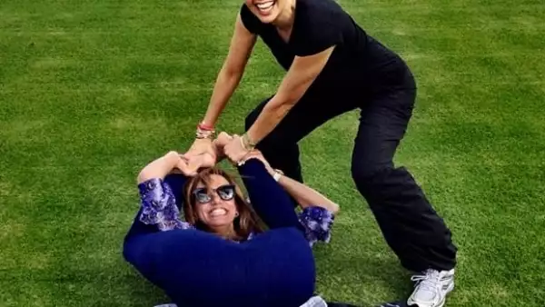 Thalía y Lili se divirtieron tratando de realizar una pose de Yoga.