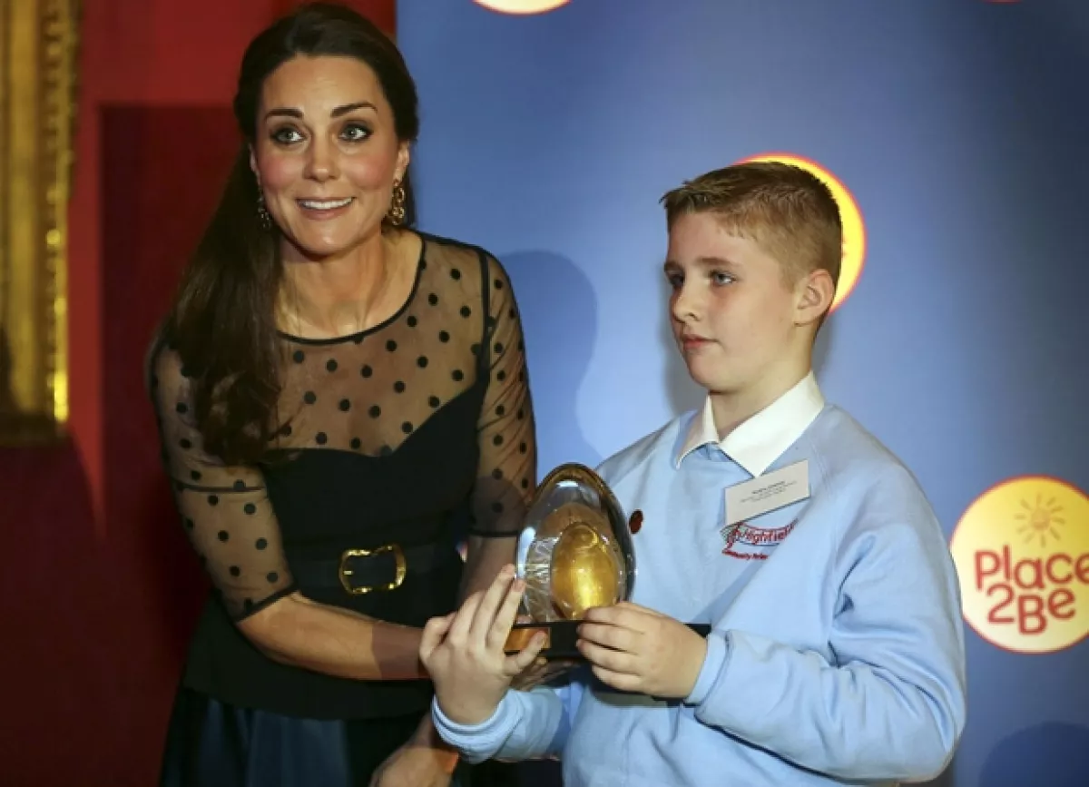 Un estudiante recibió un reconocimiento de manos de la duquesa de Cambridge.
