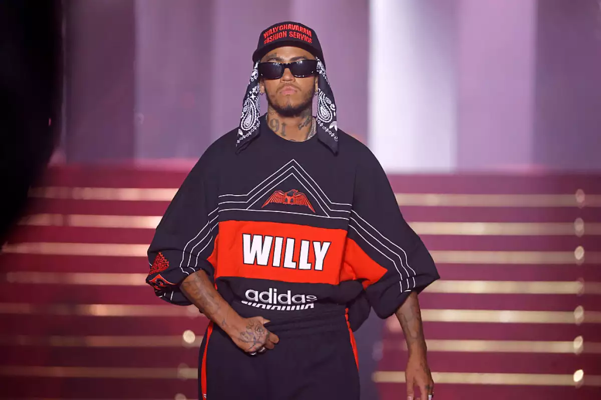 Foto de un modelo vistiendo la colección de Adidas diseñada por Willy Chavarría.