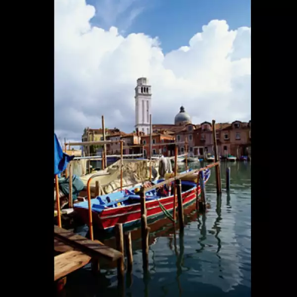 Esta góndola es una de las más antiguas ya que todavía conserva sus colores originales. Actualmente existe una ley para que todas las embarcaciones sean de color negro o café oscuro.