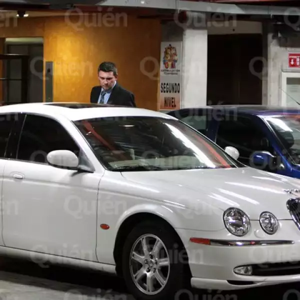 Varios reporteros y fotógrafos ya la esperaban en el centro comercial donde se encuentra el spa de sus hermanos, ahí arribó en un Jaguar blanco.