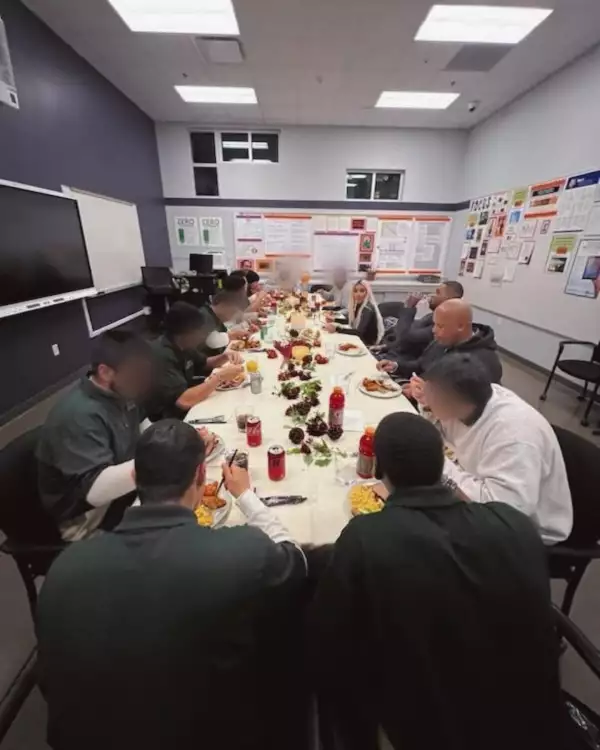 Kim Kardashian celebró Thanksgiving en la cárcel con jóvenes detenidos y su ex cuñado Tristán Thompson