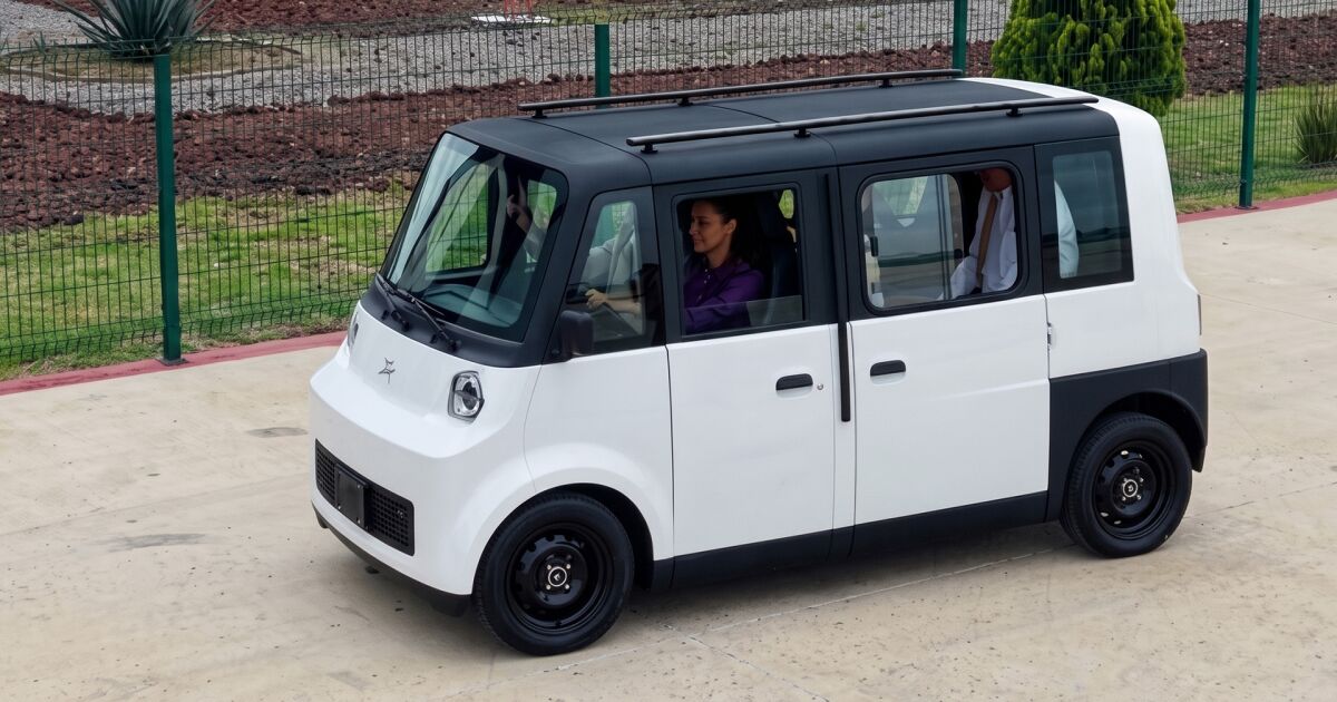 Sheinbaum presenta Olinia, vehículo eléctrico diseñado en Mé