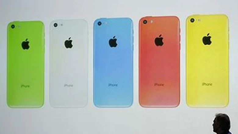 Apple lanzó el iPhone 5C, un modelo de gama baja que venderá en colores verde, blanco, azul, rojo y amarillo desde 99 dólares.